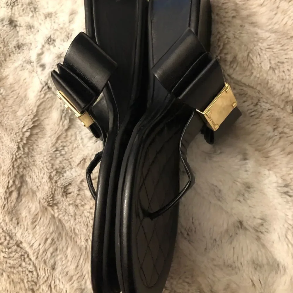 : : COLE HAAN OS GRAND Thong Sandals with Gold Tone Block Square Logo Detail : :